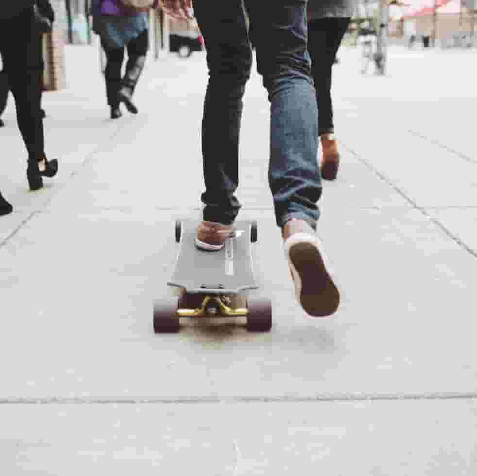 Mizzou student skateboarding to class